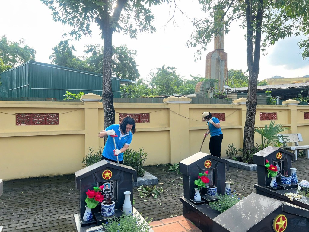 Chăm sóc nghĩa trang liệt sĩ thể hiện đạo lý uống nước nhớ nguồn