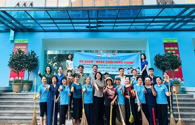 Ra quân hưởng ứng Ngày “Chủ nhật xanh”, khắc phục thiệt hại dông lốc