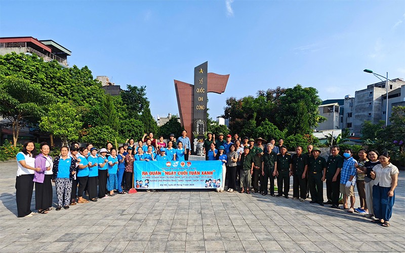 Ra quân hưởng ứng Ngày “Chủ nhật xanh”, khắc phục thiệt hại dông lốc
