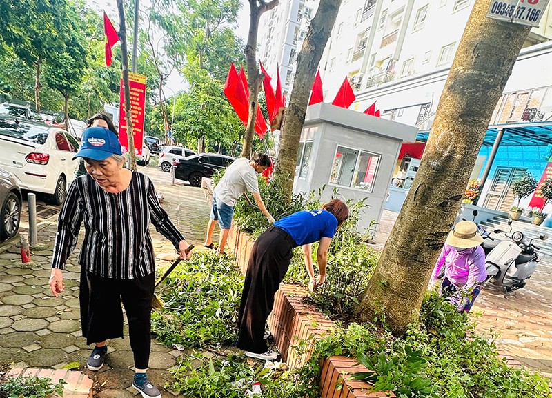 Người dân trên địa bàn tích cực tham gia dọn vệ sinh môi trường theo lời kêu gọi của Mặt trận Tổ quốc phường và các đoàn thể