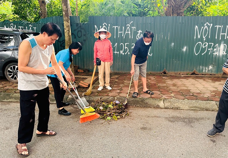 Ra quân hưởng ứng Ngày “Chủ nhật xanh”, khắc phục thiệt hại dông lốc