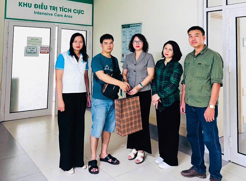 Đại diện Mặt trận Tổ quốc phường Đại Mỗ đến bệnh viện thăm hỏi nạn nhân bị thương trong trận dông lốc chiều 19/7