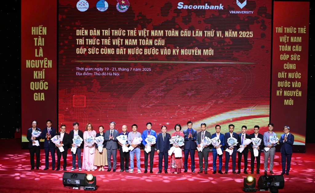 Ủy viên Trung ương Đảng, Phó Trưởng ban Chính sách, Chiến lược Trung ương Nguyễn Anh Tuấn; Ủy viên dự khuyết Trung ương Đảng, Phó Chủ tịch Ủy ban Trung ương MTTQ Việt Nam, Bí thư thứ nhất Trung ương Đoàn Bùi Quang Huy; Bí thư Trung ương Đoàn, Chủ tịch Trung ương Hội LHTN Việt Nam Nguyễn Tường Lâm; Phó Chủ tịch Tổng Liên đoàn lao động Việt Nam Ngọ Duy Hiểu và Phó Chủ tịch UBND thành phố Hà Nội Trương Việt Dũng tặng hoa chúc mừng Ban điều hành Mạng lưới Trí thức trẻ Việt Nam toàn cầu