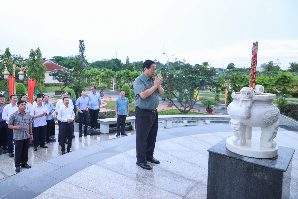 Thủ tướng Phạm Minh Chính và đoàn công tác dâng hoa, dâng hương tại Nghĩa trang Liệt sĩ tỉnh An Giang - Ảnh: VGP/Nhật Bắc
