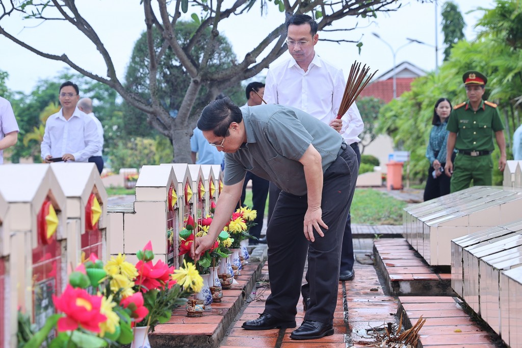 Thủ tướng cùng đoàn công tác và lãnh đạo tỉnh bày tỏ lòng thành kính, tri ân sâu sắc, tưởng nhớ công ơn, sự hy sinh to lớn của các anh hùng liệt sĩ, các Mẹ Việt Nam anh hùng - Ảnh: VGP/Nhật Bắ