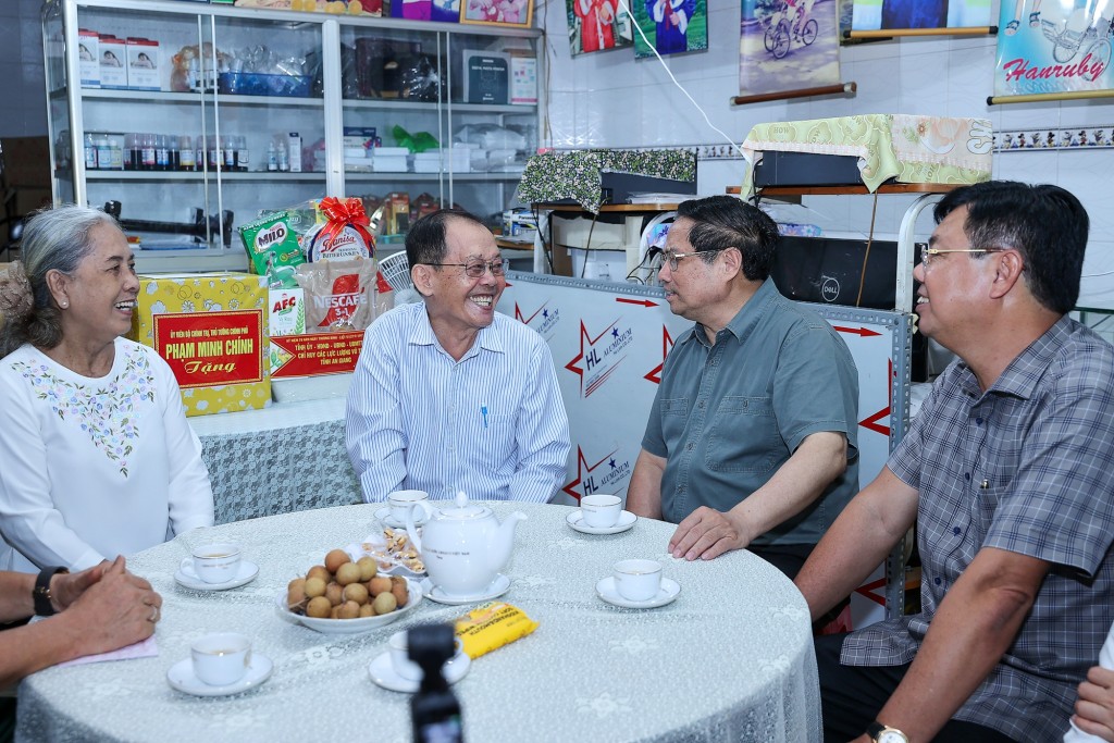 Thủ tướng thăm gia đình ông Phạm Phong Hải (sinh năm 1952, là thương binh mất 69% sức lao động, hiện trú tại phường Châu Đốc) - Ảnh: VGP/Nhật Bắc