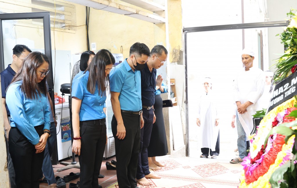 Tại nơi tổ chức tang lễ cho các thành viên gia đình đoàn viên Nguyễn Hữu Toàn, Đoàn công tác của LĐLĐ Thành phố đã đặt vòng hoa kính viếng, thắp hương và dành một phút mặc niệm