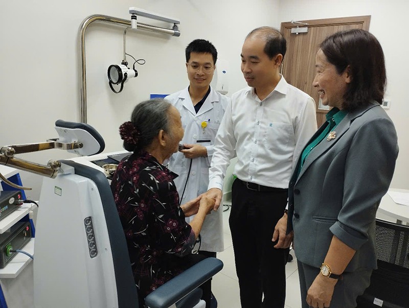 Đồng chí Nguyễn Đình Hưng - Phó Giám đốc phụ trách Sở Y tế Hà Nội và đồng chí Hoàng Thị Thuý Hằng - Bí thư Đảng uỷ, Chủ tịch HĐND phường Tây Mỗ thăm hỏi, đồng viên các bác thương, bệnh binh, người có công, thân nhân gia đình liệt sỹ khi đến khám kiểm tra sức khoẻ