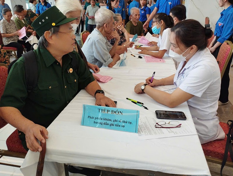 Hơn 160 thương, bệnh binh, người có công được khám, tư vấn sức khoẻ