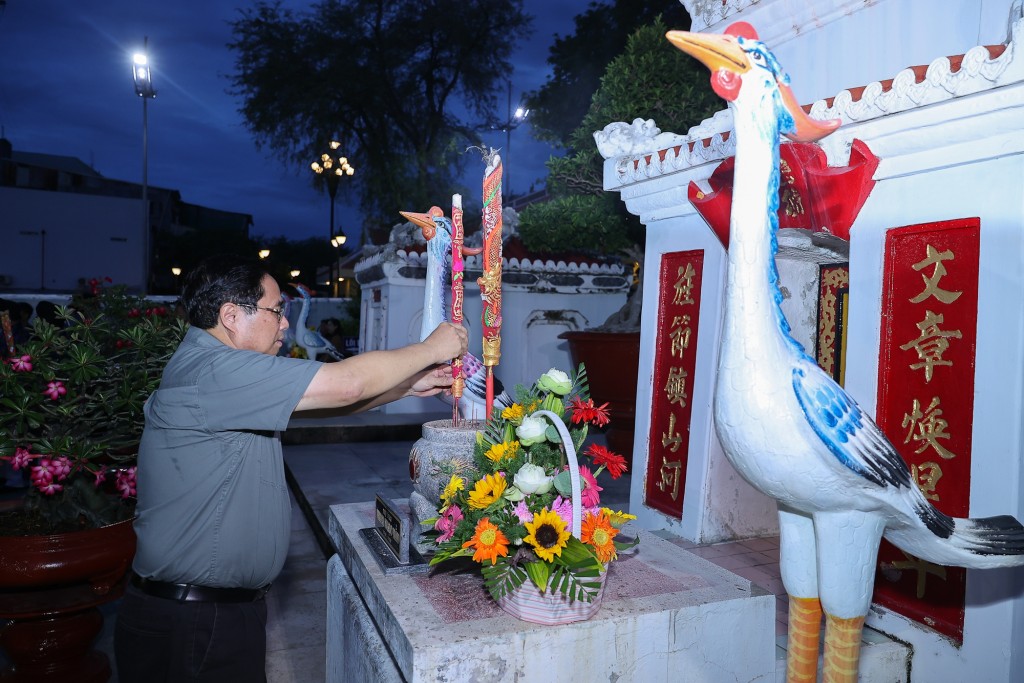 Thăm Lăng Thoại Ngọc Hầu, Thủ tướng tưởng nhớ Thống chế khâm sai thượng đạo đại tướng quân Nguyễn Văn Thoại - người có những đóng góp to lớn trong quá trình bình định, bảo vệ cương thổ vào thời nhà Nguyễn - Ảnh: VGP/Nhật Bắc
