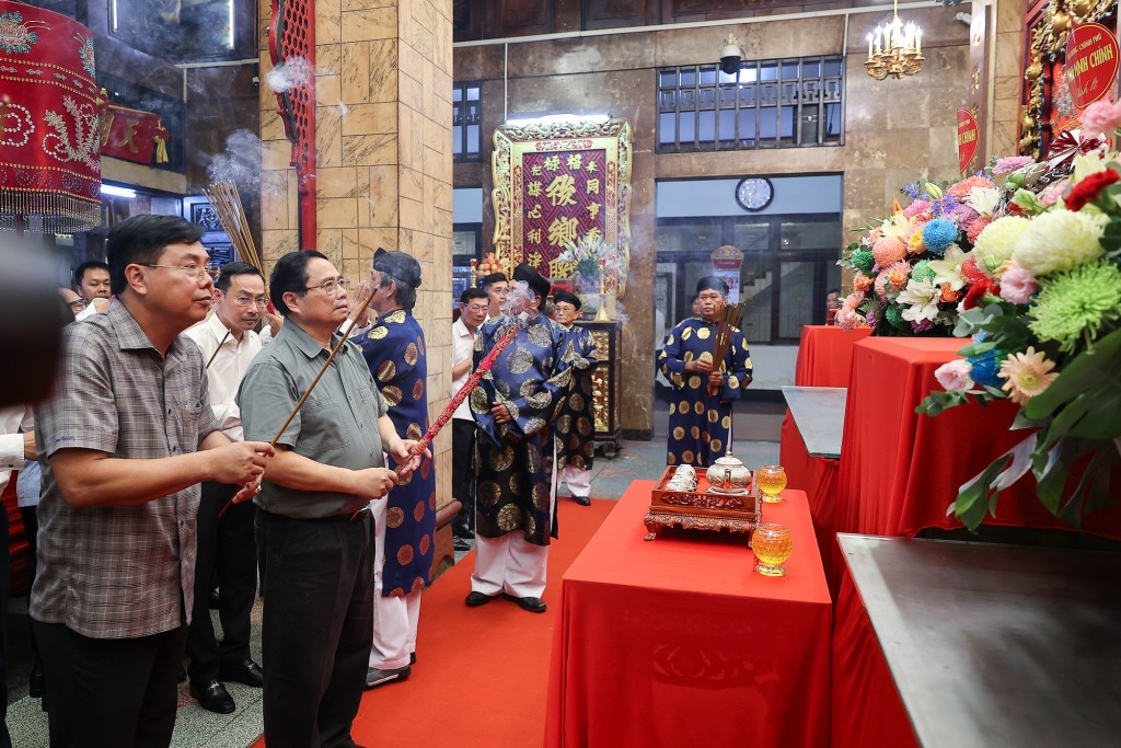 Thủ tướng thăm Miếu Bà Chúa Xứ núi Sam – nơi hằng năm vào cuối tháng 4 âm lịch diễn ra Lễ Vía Bà Chúa Xứ núi Sam - lễ hội lớn, mang đậm bản sắc văn hóa của cư dân vùng Tây Nam Bộ, được UNESCO ghi danh là Di sản Văn hóa phi vật thể nhân loại - Ảnh: VGP/Nhật Bắc