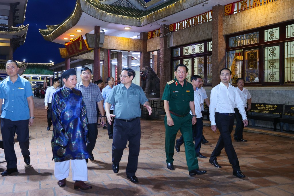Thủ tướng đề nghị chính quyền địa phương, Ban Quản lý cùng bà con nhân dân tiếp tục quan tâm trùng tu, tôn tạo, gìn giữ cảnh quan, vệ sinh môi trường, góp phần bảo tồn, phát huy giá trị di sản thế giới - Ảnh: VGP/Nhật Bắc