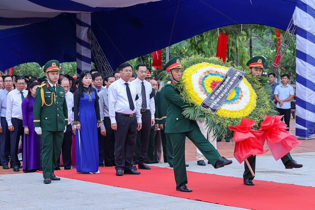 Tỉnh ủy, HĐND, UBND, Ủy ban MTTQ tỉnh An Giang dự lễ viếng, lễ truy điệu và an táng hài cốt liệt sĩ tại Nghĩa trang liệt sĩ Dốc Bà Đắc - Ảnh: VGP/Nhật Bắc