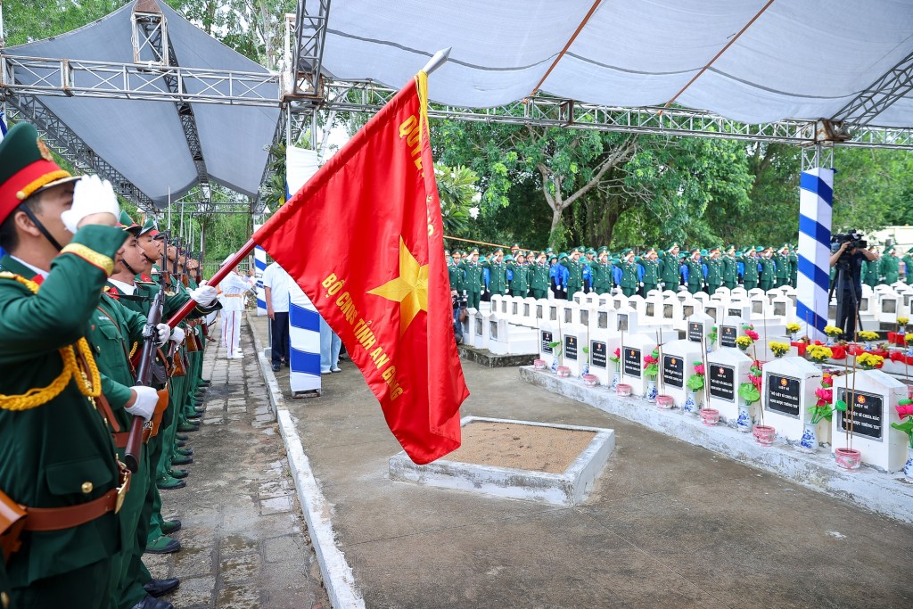 Lễ viếng, lễ truy điệu và an táng hài cốt liệt sĩ tại Nghĩa trang liệt sĩ Dốc Bà Đắc - Ảnh: VGP/Nhật Bắc