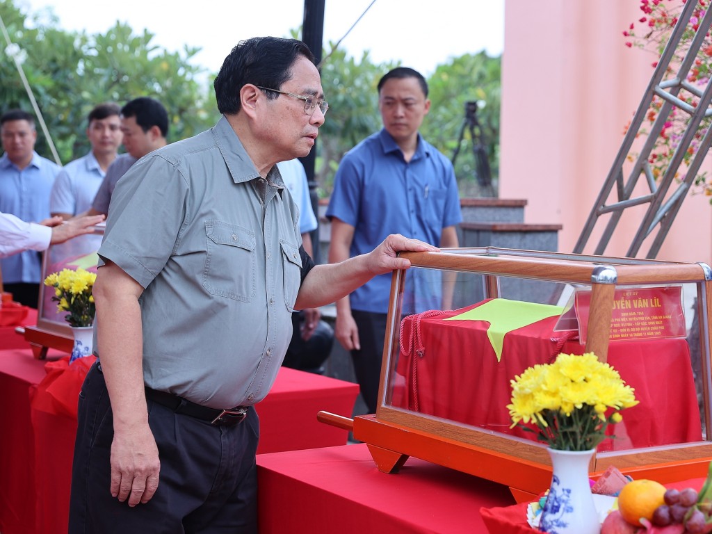 Thủ tướng: Đảng, Nhà nước sẽ tiếp tục làm hết sức mình để thực hiện hiệu quả hơn nữa công tác tìm kiếm, quy tập và xác định danh tính liệt sĩ, để không một liệt sĩ nào bị lãng quên, không một gia đình liệt sĩ nào phải chờ đợi trong vô vọng - Ảnh: VGP/Nhật Bắc