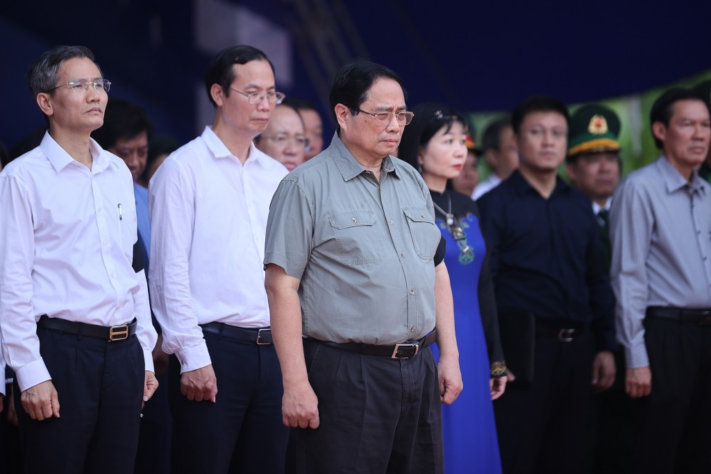 Thủ tướng Phạm Minh Chính và các đại biểu bày tỏ lòng biết ơn sâu sắc đối với những người con ưu tú của Tổ quốc đã anh dũng chiến đấu, hy sinh cho nền hòa bình, độc lập, thống nhất của Tổ quốc - Ảnh: VGP/Nhật Bắc