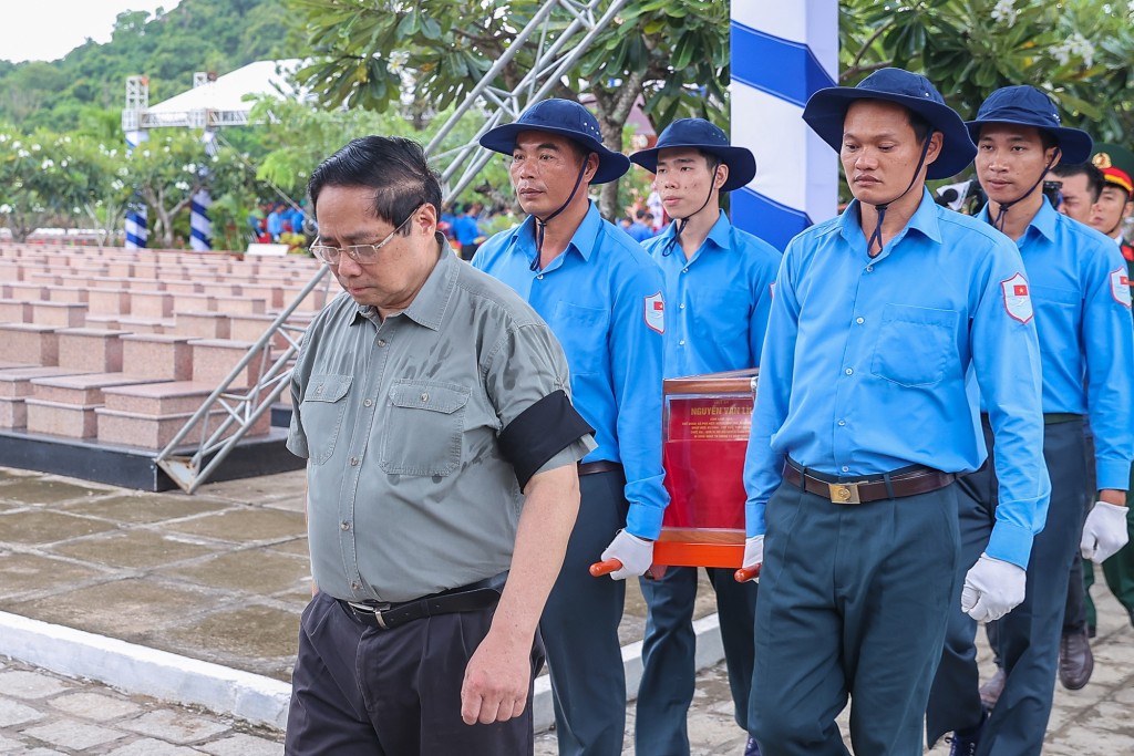 Thủ tướng Phạm Minh Chính dự lễ viếng, lễ truy điệu và an táng hài cốt liệt sĩ tại Nghĩa trang liệt sĩ Dốc Bà Đắc - Ảnh: VGP/Nhật Bắc