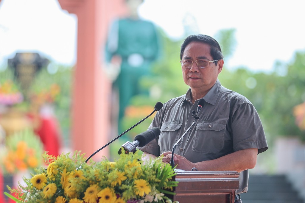 Thủ tướng ghi nhận và đặc biệt trân trọng những nỗ lực, quyết tâm và thành tích đạt được trong công tác tìm kiếm, quy tập hài cốt liệt sĩ của Quân khu 9 - Ảnh: VGP/Nhật Bắc