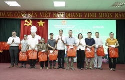 Tặng quà tri ân gia đình chính sách tại xã Thường Tín