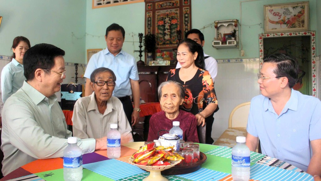 Phó Thủ tướng Chính phủ Mai Văn Chính thăm gia đình chính sách tại Tây Ninh