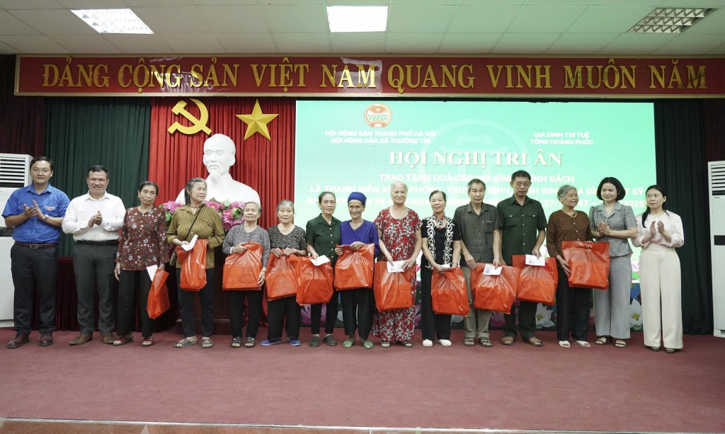 Tặng quà tri ân gia đình chính sách tại xã Thường Tín