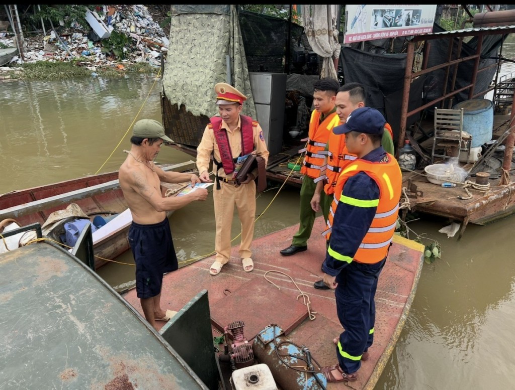 Công an TP Hà Nội tuyên truyền các chủ tàu thuyền trên sông cách phòng chống đảm bảo an toàn khi dông bão xảy ra