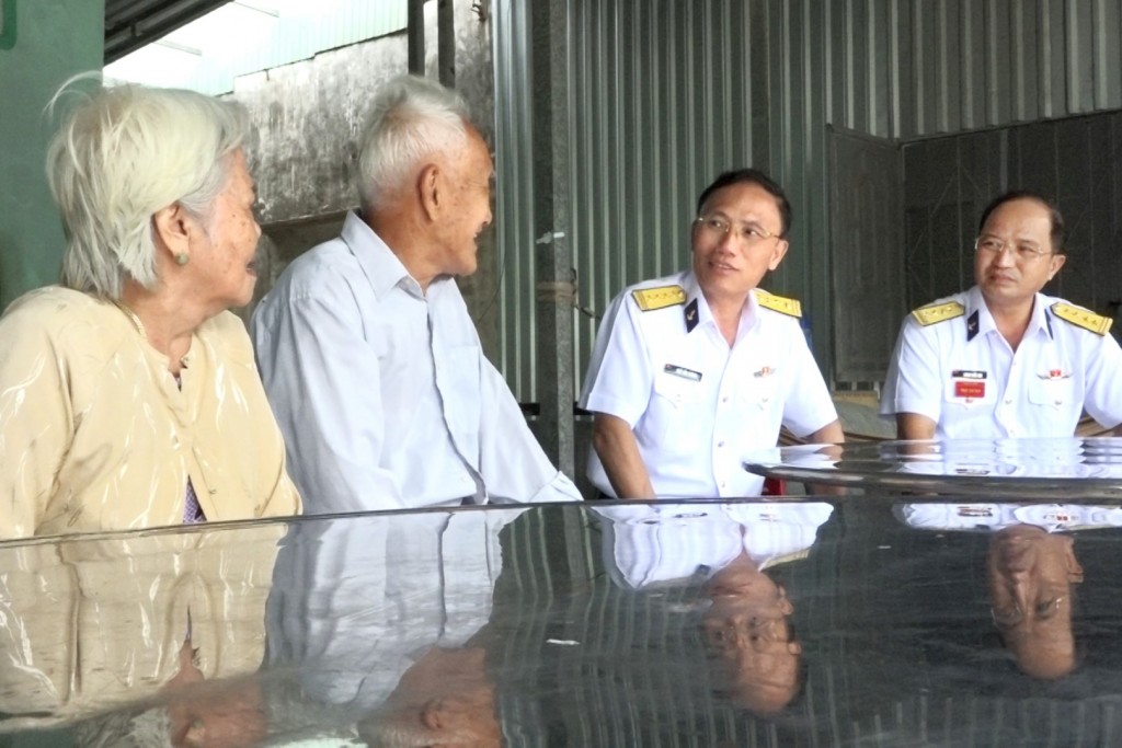 Đại tá Ngô Văn Thành, Chính ủy Vùng 5 Hải quân (thứ hai từ phải sang), thăm hỏi gia đình chính sách