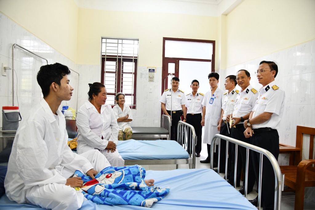 Đoàn công tác Bộ Tư lệnh Vùng 5 Hải quân thăm, động viên bệnh nhân tại Đội Điều trị 78