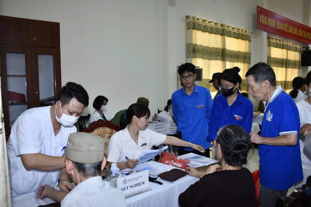 Phường Tây Tựu: Hơn 150 người có công được khám, tư vấn sức khỏe và cấp phát thuốc miễn phí - Tin tức sự kiện - Cổng thông tin điện tử Sở y tế Hà Nội