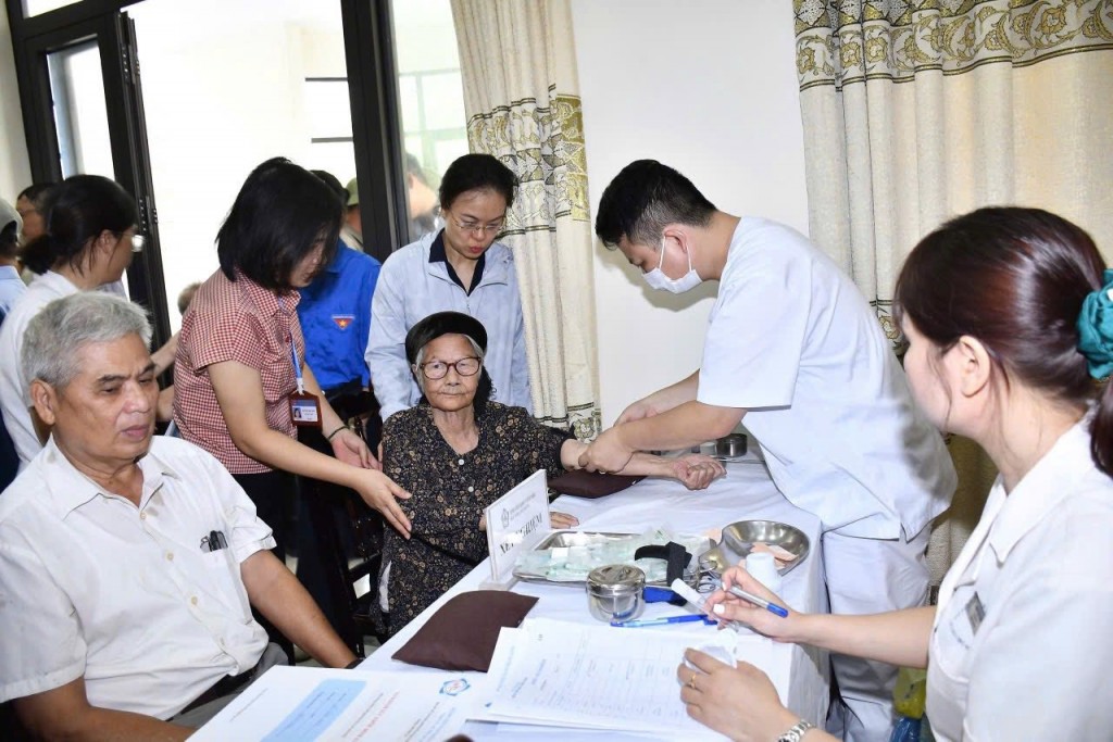 Các đối tượng chính sách, người có công được các bác sĩ của Bệnh viện Nam Thăng Long lấy mẫu xét nghiệm.