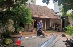Nhà cổ làng Đường Lâm được khoác "áo giáp sắt" chống bão