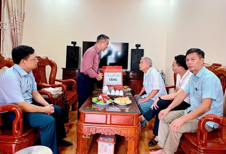 Các đồng chí lãnh đạo xã ân cần hỏi thăm sức khỏe, đời sống của người có công cùng gia đình