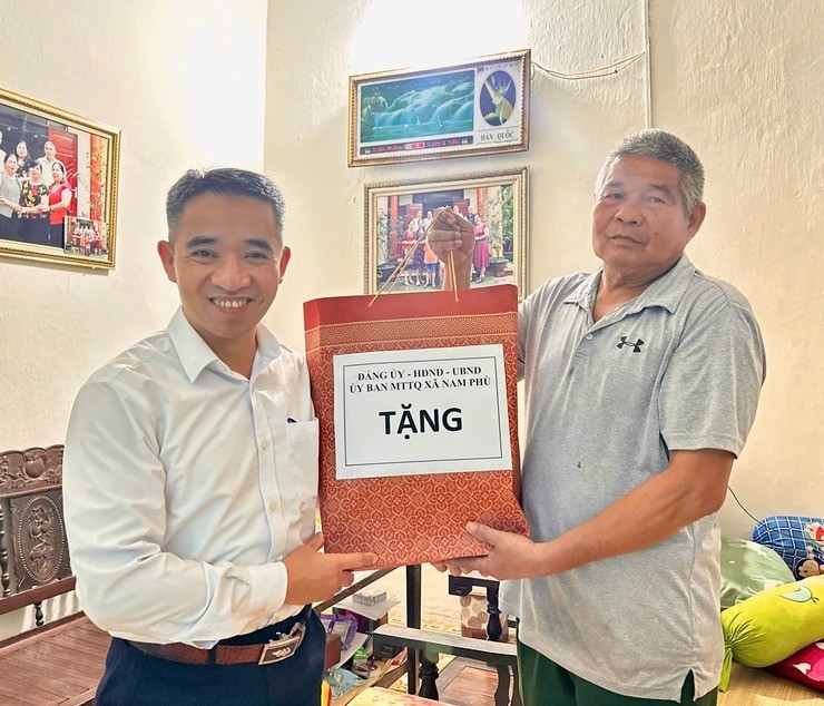 Phó Bí thư Thường trực Đảng ủy xã Nguyễn Duy Lưu tặng quà người có công nhân dịp 27/7