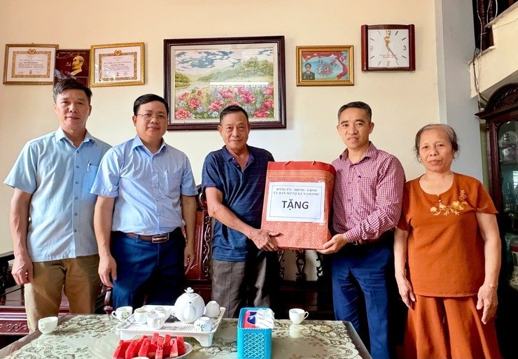 Các đồng chí lãnh đạo xã Nam Phù tặng quà bệnh binh Nguyễn Văn Dĩnh