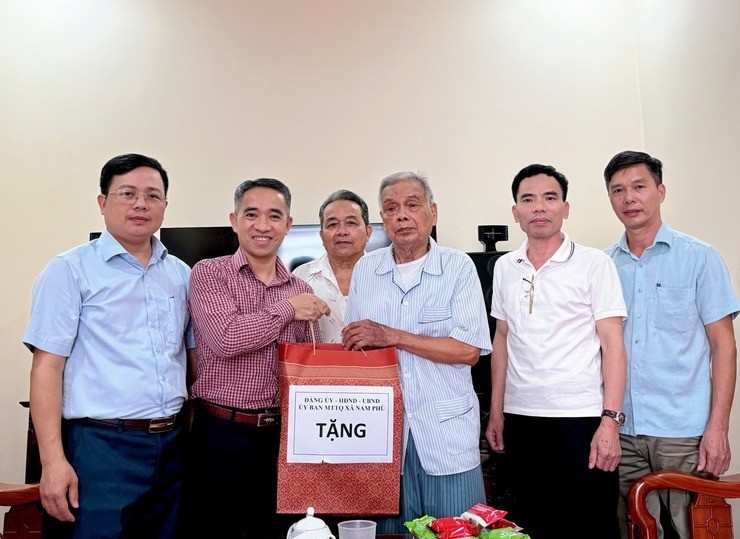 Các đồng chí lãnh đạo xã Nam Phù tặng quà bệnh binh Nguyễn Văn Dĩnh