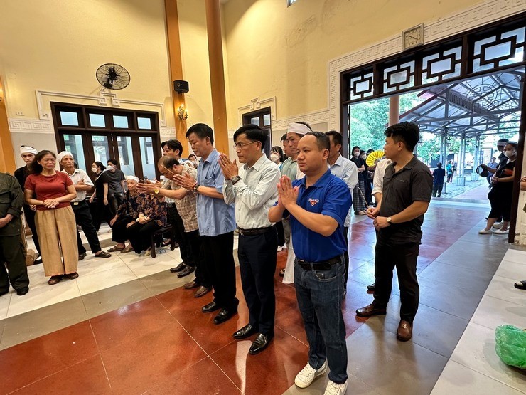Đại diện lãnh đạo Đảng uỷ - HĐND - UBND - UB.MTTQVN xã Đại Thanh viếng các nạn nhân