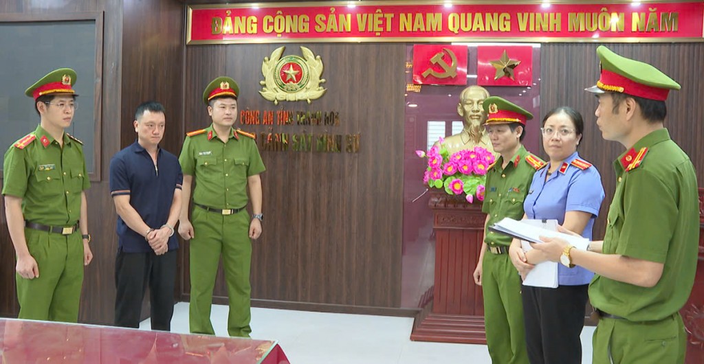 Cơ quan CSĐT Công an tỉnh Thanh Hóa thi hành lệnh bắt Nguyễn Văn Vy (tức Vy ngộ), một đối tượng cộm cán với mạng lưới quan hệ chằng chịt