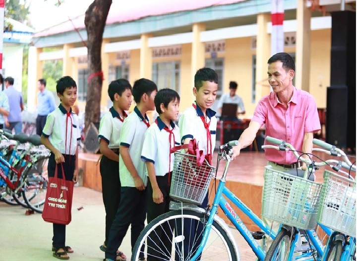 A1- Agribank trao tặng quà cho chương trình “Gieo mầm tri thức”