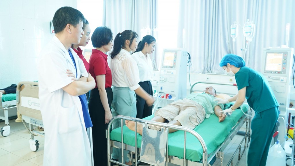 Lãnh đạo Ngân hàng Agribank, Sở Y tế, BVĐK tỉnh Lai Châu thăm bệnh nhân chạy thận
