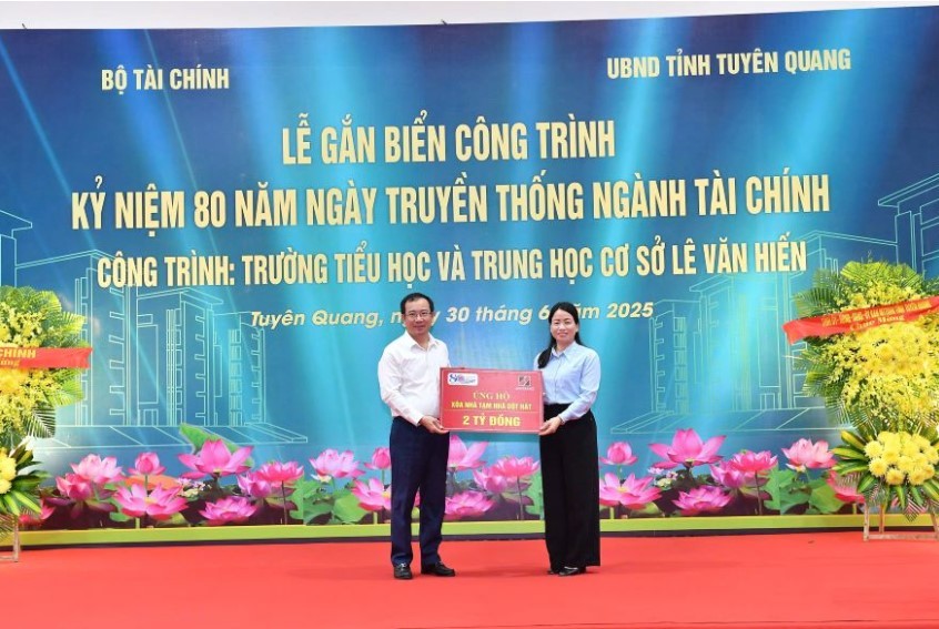 Đại diện Agribank, Phó Tổng Giám đốc Đoàn Ngọc Lưu trao tặng 2 tỷ đồng ủng hộ chương trình xóa nhà tạm, nhà dột nát