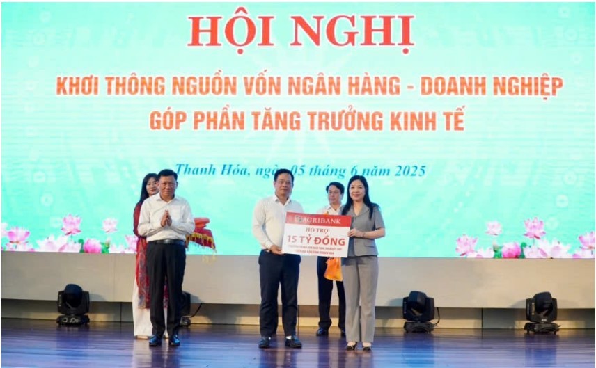 Ông Hoàng Minh Ngọc - Phó Tổng Giám đốc Agribank trao tặng tỉnh Thanh Hóa 15 tỷ đồng trong chương trình “Xóa nhà tạm, nhà dột nát” trên địa bàn tỉnh Thanh Hóa
