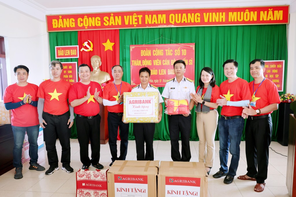 Phó Tổng Giám đốc Phùng Thị Bình trao quà tặng cho chiến sĩ trên đảo Len Đao