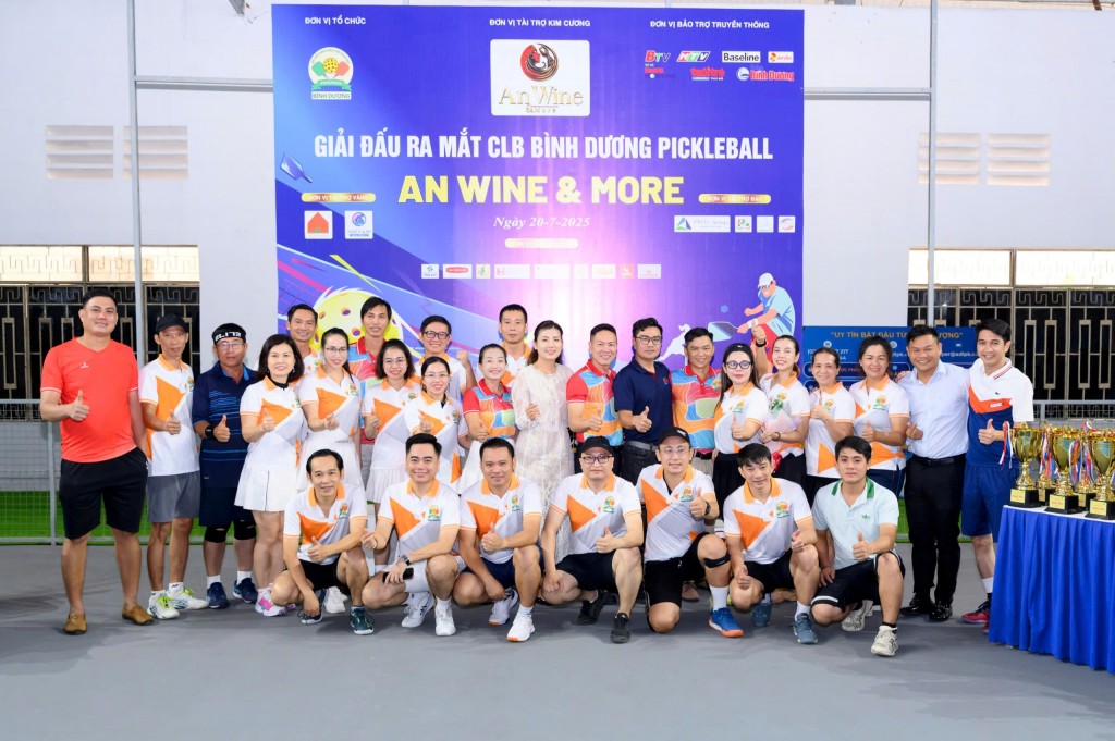 Các đội vận động viên chụp ảnh lưu niệm trong ngày ra mắt CLB Bình Dương Pickleball – Tranh cúp An Wine & More.