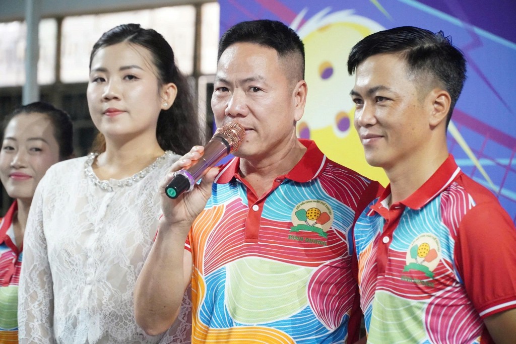Ông Nguyễn Anh Hoàng, Trưởng ban tổ chức kiêm Chủ nhiệm CLB Bình Dương Pickleball thông tin chia sẻ tại buổi lễ. 