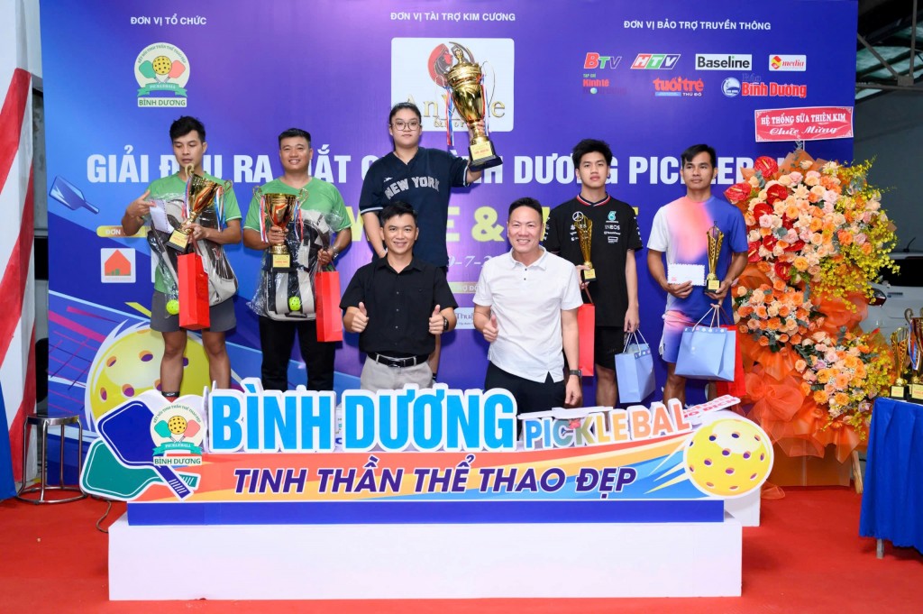 Các đội đoạt giải nhận phần thưởng và kỷ niệm chương trong không khí vui tươi, phấn khởi.