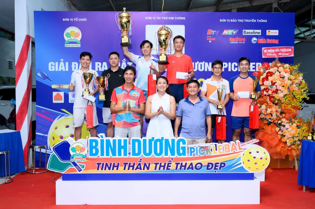 Các đội đoạt giải nhận phần thưởng và kỷ niệm chương trong không khí vui tươi, phấn khởi.