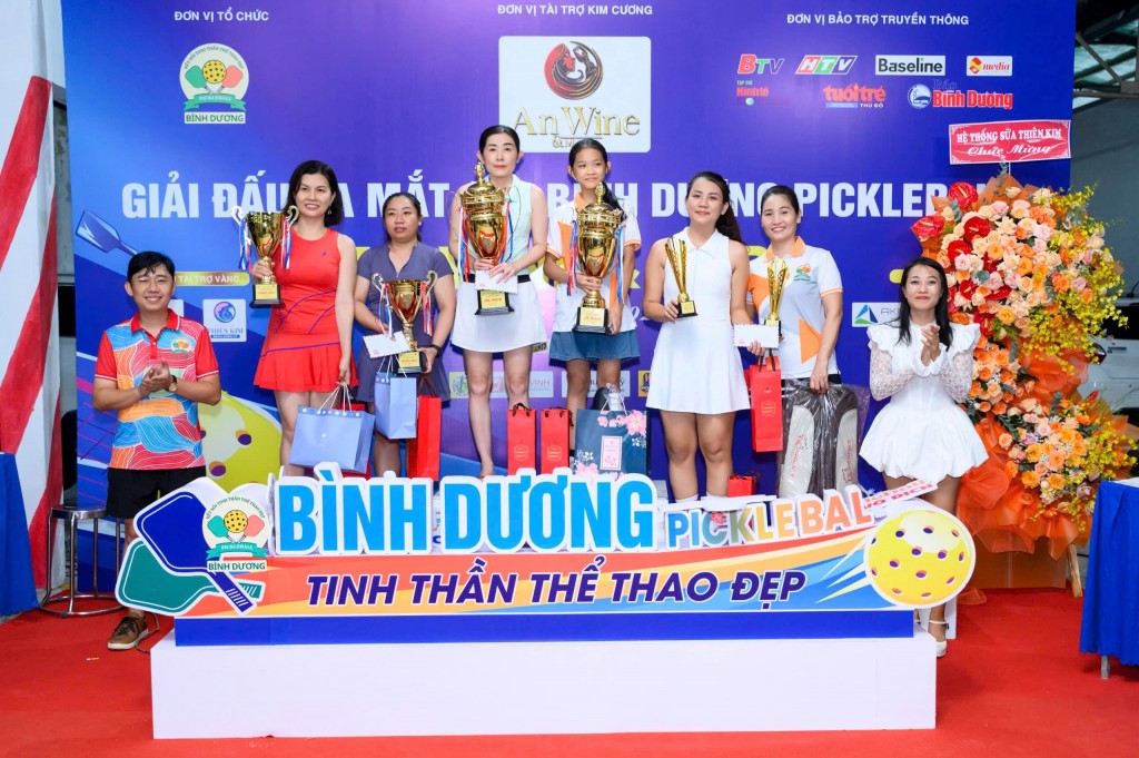 Các đội đoạt giải nhận phần thưởng và kỷ niệm chương trong không khí vui tươi, phấn khởi.