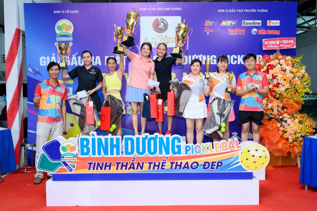 Các đội đoạt giải nhận phần thưởng và kỷ niệm chương trong không khí vui tươi, phấn khởi.