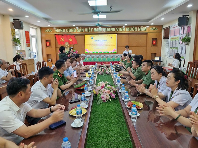 Các đại biểu dự buổi gặp mặt người có công