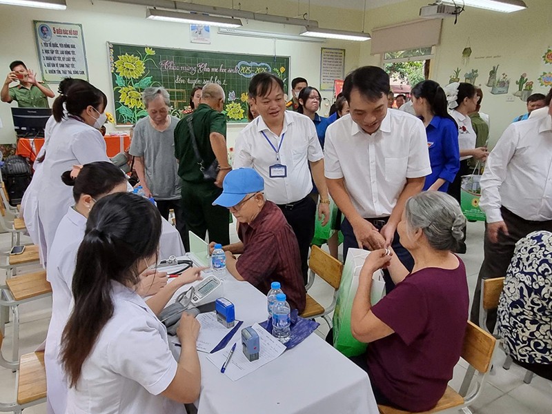 Các đồng chí lãnh đạo Đảng uỷ, HĐND, UBND phường Đại Mỗ thăm hỏi, tặng quà các bác thương binh, bệnh binh, đại diện gia đình chính sách